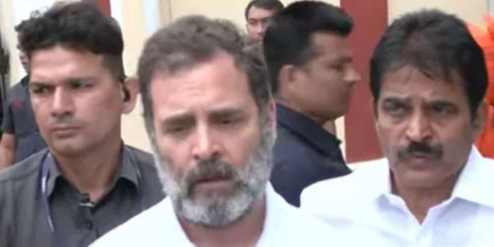 മണിപ്പുരില് സമാധാനം പുനഃസ്ഥാപിക്കണം. അക്രമം ആര്ക്കും ഒന്നിനും പരിഹാരമല്ല. ക്യാമ്പുകളില് ആവശ്യത്തിന് മരുന്നൊ ഭക്ഷണമൊ ഇല്ല. സര്ക്കാര് വിഷയത്തില് അടിയന്തരമായി ഇടപെടണം; കലാപ ബാധിത മേഖലകൾ സന്ദർശിച്ച് രാഹുൽ ഗന്ധി മണിപ്പുരില് സമാധാനം പുനഃസ്ഥാപിക്കണം. അക്രമം ആര്ക്കും ഒന്നിനും പരിഹാരമല്ല. ക്യാമ്പുകളില് ആവശ്യത്തിന് മരുന്നൊ ഭക്ഷണമൊ ഇല്ല. സര്ക്കാര് വിഷയത്തില് അടിയന്തരമായി ഇടപെടണം; കലാപ ബാധിത മേഖലകൾ സന്ദർശിച്ച് രാഹുൽ ഗന്ധി
