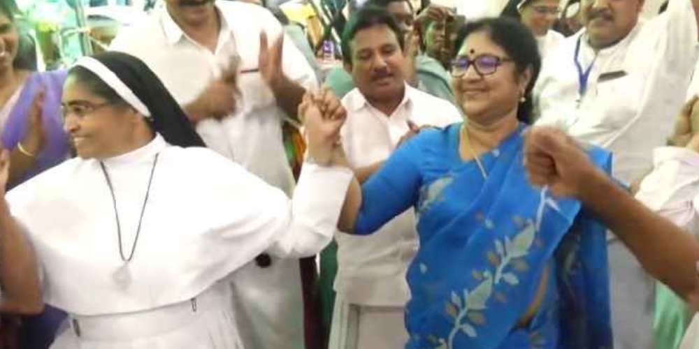 ‘പാലാപള്ളി തിരുപള്ളി..’ പൊതുപരിപാടിയില്‍ കന്യാസ്ത്രീകള്‍ക്കൊപ്പം മനോഹര നൃത്തച്ചുവടുകളുമായി മന്ത്രി ആർ ബിന്ദു – വീഡിയോ