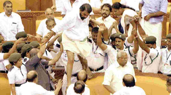 നിയമസഭാ കൈയ്യാങ്കളിക്കേസിൽ സർക്കാരിന് മുന്നിലുള്ളത് ഒറ്റവഴി, ഏതു വിധേനയും വിചാരണ നീട്ടുക. സർക്കാർ ഭയക്കുന്നത് 2 തിരിച്ചടികൾ. രണ്ടുവർഷം ശിക്ഷിക്കപ്പെട്ടാൽ സർക്കാരിന്റെ ഭാഗമായ മന്ത്രി ശിവൻകുട്ടിക്കും കെ.ടി.ജലീൽ എം.എൽ.എയ്ക്കും ഔദ്യോഗികസ്ഥാനങ്ങൾ നഷ്ടപ്പെടാം. ആറുവർഷം തിരഞ്ഞെടുപ്പിൽ മത്സരിക്കുന്നതിന് അയോഗ്യതയുണ്ടാവാം. കേസ് റദ്ദാക്കാനാവില്ലെന്ന് സുപ്രീംകോടതിയും പറഞ്ഞതോടെ, വിചാരണ നീട്ടാൻ തന്ത്രം മെനഞ്ഞ് സർക്കാർ നിയമസഭാ കൈയ്യാങ്കളിക്കേസിൽ സർക്കാരിന് മുന്നിലുള്ളത് ഒറ്റവഴി, ഏതു വിധേനയും വിചാരണ നീട്ടുക. സർക്കാർ ഭയക്കുന്നത് 2 തിരിച്ചടികൾ. രണ്ടുവർഷം ശിക്ഷിക്കപ്പെട്ടാൽ സർക്കാരിന്റെ ഭാഗമായ മന്ത്രി ശിവൻകുട്ടിക്കും കെ.ടി.ജലീൽ എം.എൽ.എയ്ക്കും ഔദ്യോഗികസ്ഥാനങ്ങൾ നഷ്ടപ്പെടാം. ആറുവർഷം തിരഞ്ഞെടുപ്പിൽ മത്സരിക്കുന്നതിന് അയോഗ്യതയുണ്ടാവാം. കേസ് റദ്ദാക്കാനാവില്ലെന്ന് സുപ്രീംകോടതിയും പറഞ്ഞതോടെ, വിചാരണ നീട്ടാൻ തന്ത്രം മെനഞ്ഞ് സർക്കാർ